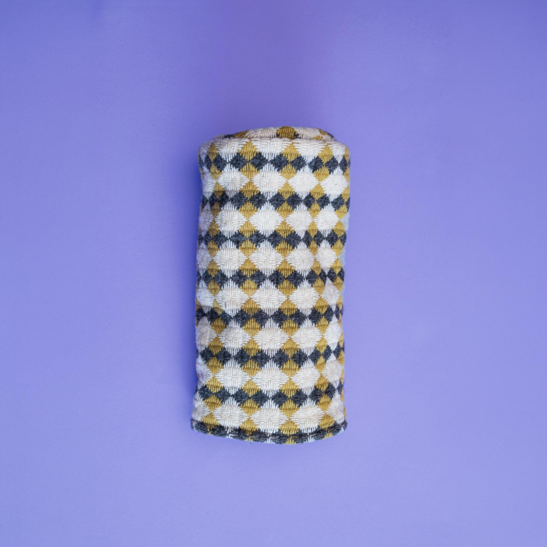 Lofted villainen draiverin mailansuoja Yellow and Grey Tile -kuosilla