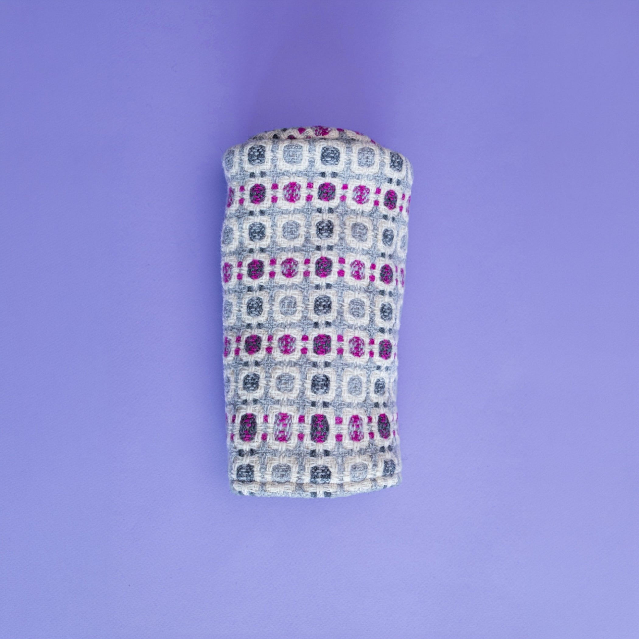 Lofted villainen väyläpuun mailansuoja Vintage Grey Fuchsia -kuosilla